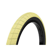 ÉCLAT FIREBALL TIRE with wide tread pattern, ideal for street riding and designed for durability and traction.