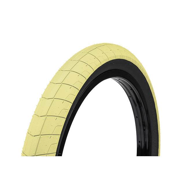 ÉCLAT FIREBALL TIRE with wide tread pattern, ideal for street riding and designed for durability and traction.