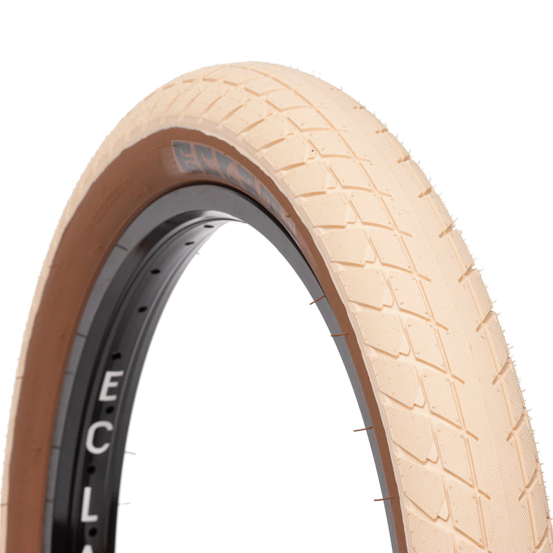 ÉCLAT MORROW TIRE with tan sidewall, fast-rolling tread, and high-performance puncture protection.