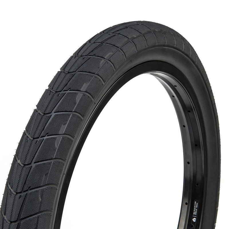 ÉCLAT Predator Tire with reinforced sidewalls and grippy tread for optimal street riding.