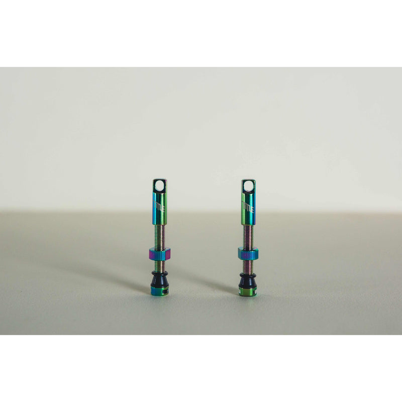Set of two MTB tubeless presta valves with double air duct and metal caps, designed for easy installation and sealant blockage prevention.