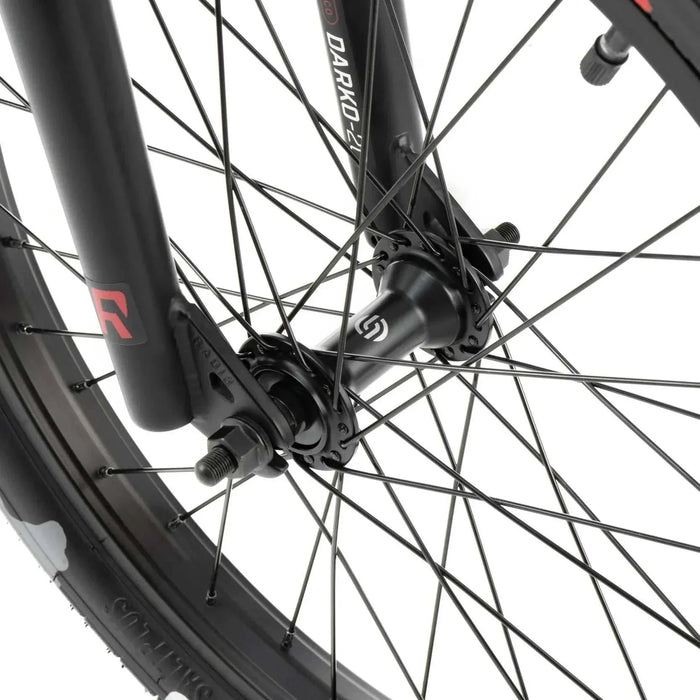 Close-up of RADIO DARKO bike front wheel hub and spokes with black rim and tire