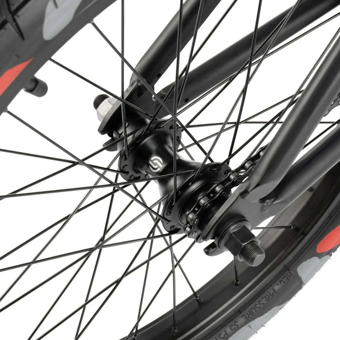 Close-up of the rear wheel and hub assembly of the RADIO DARKO bike showing spokes, cassette, and chain details