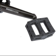 Close-up of RADIO DARKO bike black crank arm and pedal with textured grip design