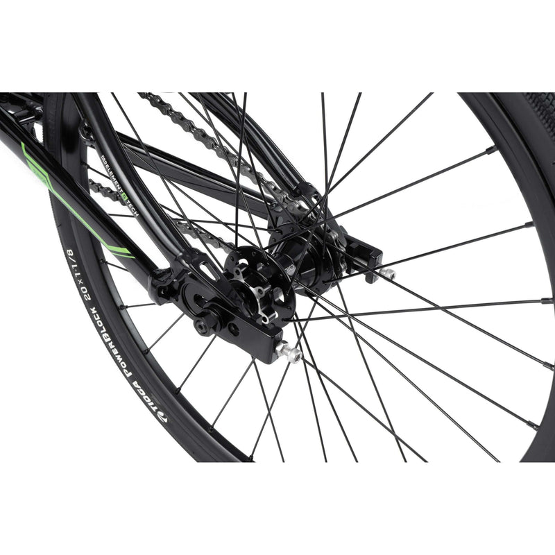 Close-up of rear wheel and disc brake mount on RADIO RACELINE XENON JUNIOR bike with black alloy frame and spokes.