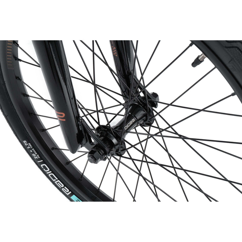 Close-up of the front wheel hub and fork of the Radio Raceline Xenon PRO bike featuring black Oxygen tire and Argon PRO rim with disc-brake ready dropout.