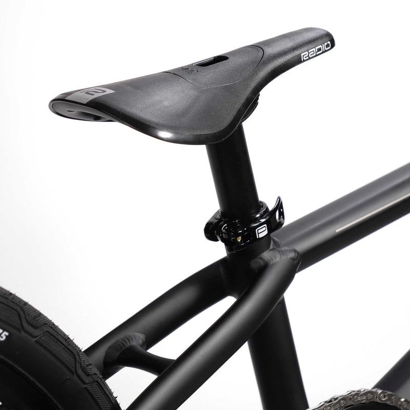 Close-up of RADIO RACELINE QUARTZ PRO black sleek bike seat and frame detail