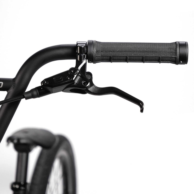 Close-up of RADIO RACELINE QUARTZ PRO bike black handlebar with hydraulic disc brake lever and textured grip