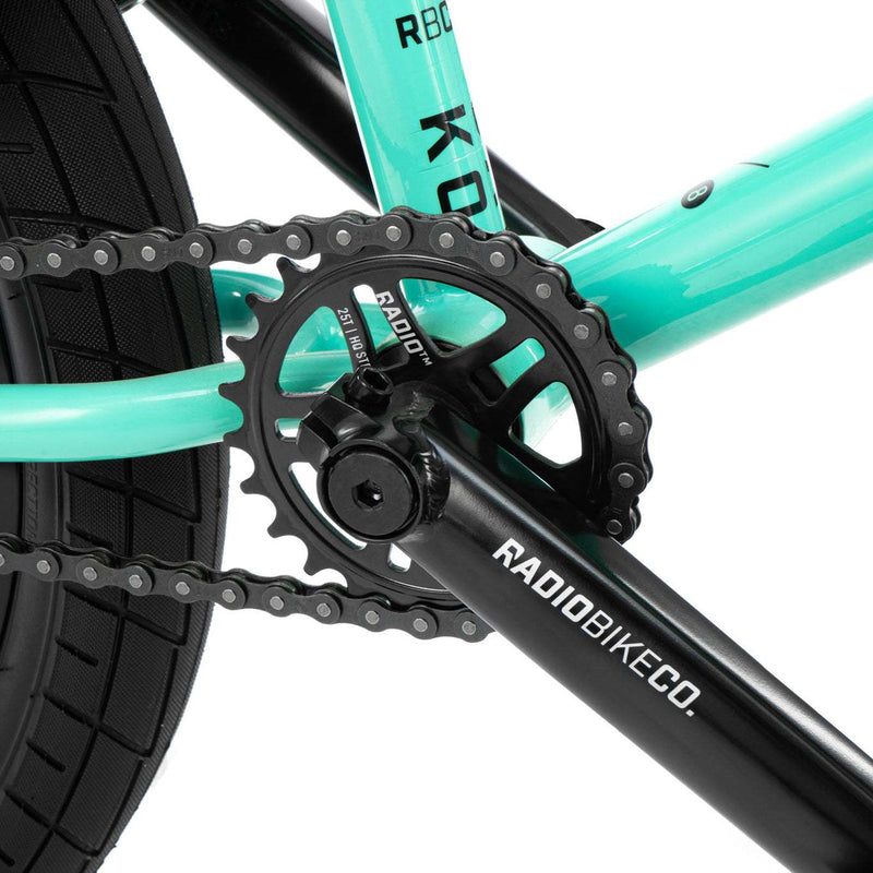 Close-up of the RADIO SAIKO 20 bike crankset and chainring on a turquoise frame