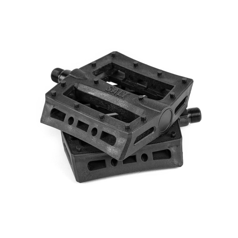 Black SALT AM Pedals made of nylon and fiberglass with Crmo axle and knurling for traction.