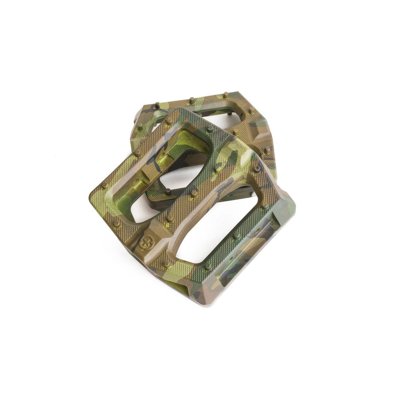 SALTPLUS STEALTH sealed replacement pedal body in black nylon and fiberglass, featuring low friction design for stable foot positioning.