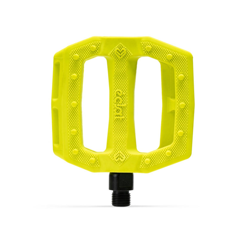 ÉCLAT SLASH PEDAL in vibrant yellow with knurled top surface and crmo spindle.