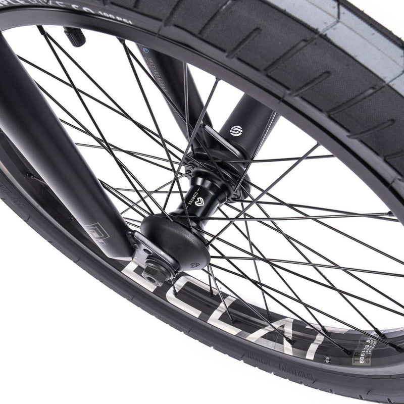 Close-up of the WETHEPEOPLE TRUST CS Complete Bike's wheel featuring éclat "cortex" hub and "trippin" rim.
